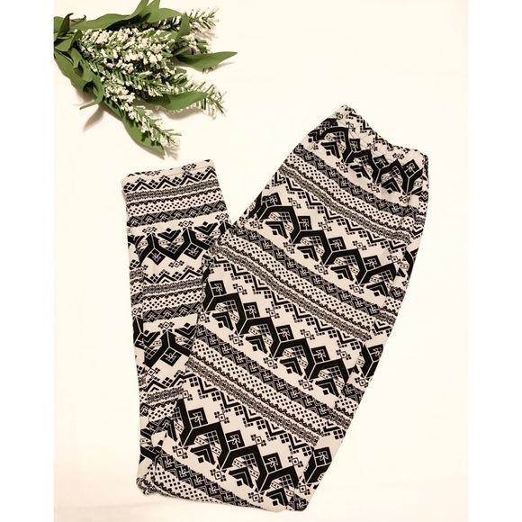 🌱2/$15 Ultra soft patterned leggings - Picture 1 of 3